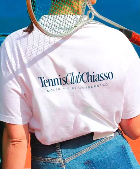 Maglietta con logo Tennis Club Chiasso, sfondo neutro, testo in italiano.