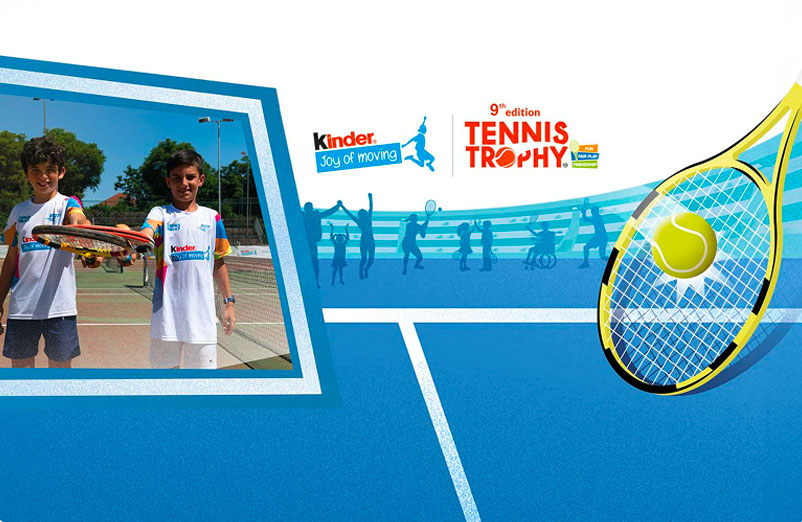 Due bambini in campo da tennis presentano una racchetta gigante su uno sfondo azzurro con grafica sportiva e logo torneo.